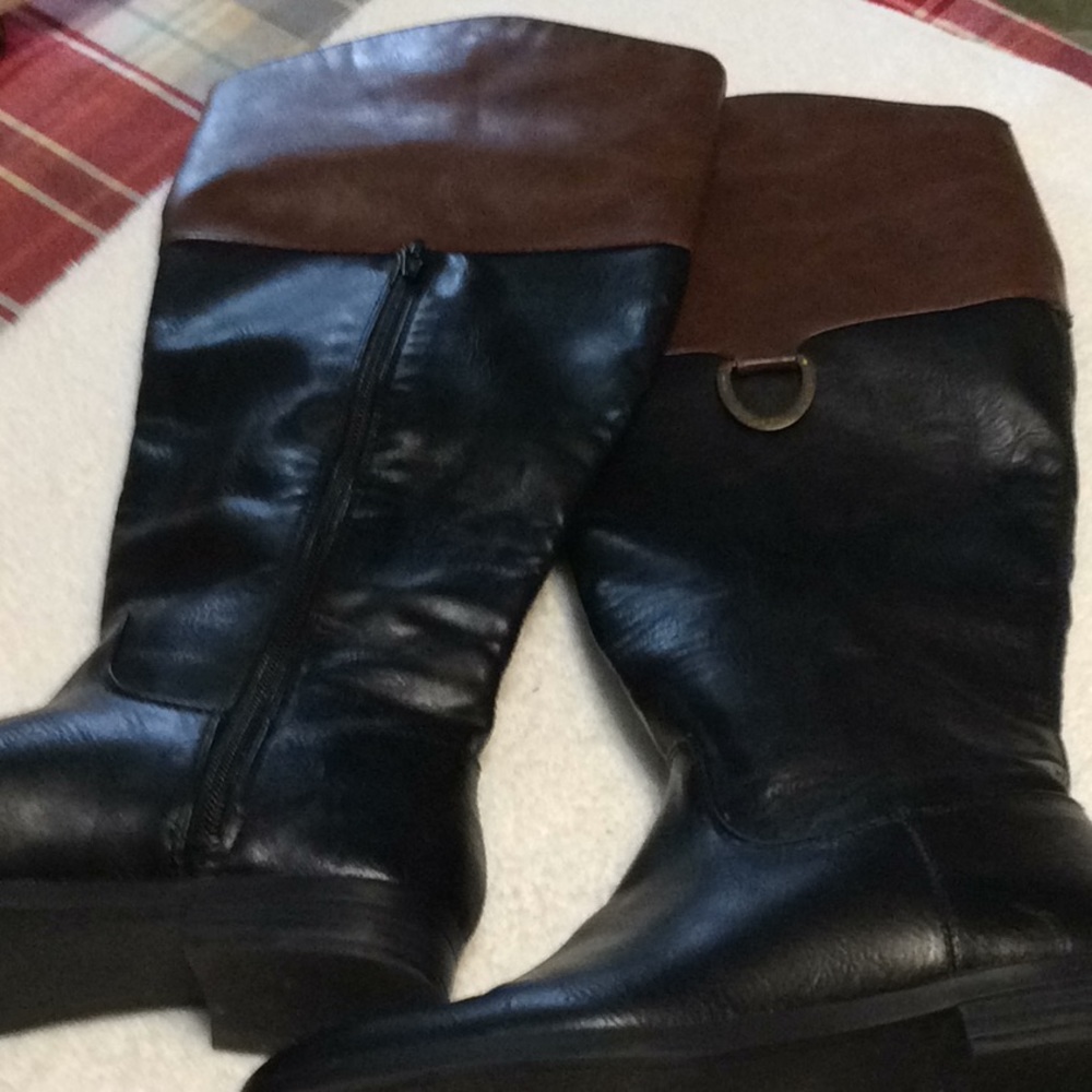 Hardly worn 17” height boot in black/ brown trim